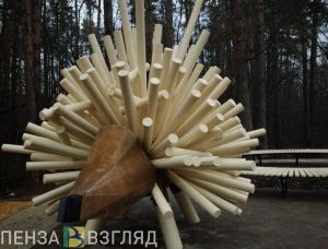 На аллее в сосновом лесу в Сердобске установили игровые элементы и арт-объект