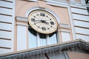 Легендарные часы ПГУ вернули на место после ремонта