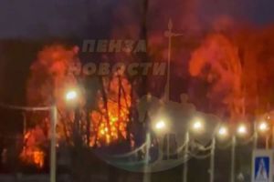 На Арбековской улице в Пензе горит дом