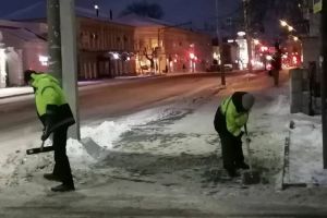 В Пензе круглосуточно устраняют последствия метели