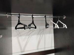 Запах сырости исчезнет навсегда: копеечный способ освежить гардероб с помощью риса