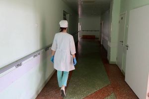 Раздражает собственная мать: как общаться с мамой-жертвой — советы психолога