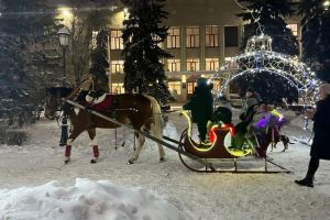 На центральной площади Кузнецка открылся зимний городок