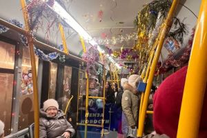 В Пензе к Новому году украсили общественный транспорт