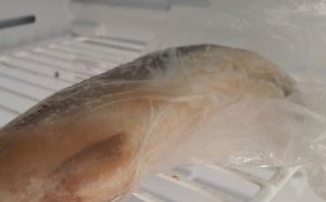 Вымачиваю рыбу в молоке - неприятного запаха при жарке нет, а мясо мягкое и вкусное