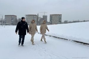 Пензенцев попросили не кататься со склона около памятника Победы