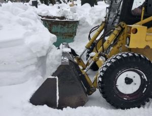 На пензенских кладбищах очищают дороги от снега и убирают упавшие деревья