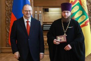 Мельниченко вручил иерею Сторожеву почетный знак «Во славу земли Пензенской»