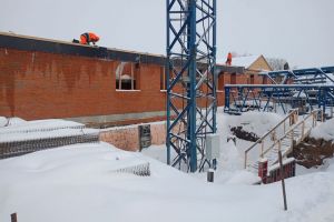 Строители возводят стены лечебно-диагностического корпуса больницы в Земетчино