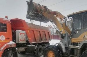 В Кузнецке расширяют дорогу и вывозят снег перед началом паводка