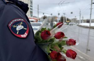 В ГИБДД сделали из патрульных машин восьмерку, чтобы поздравить пензячек