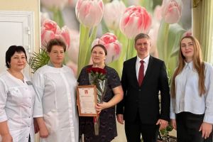 Агафонов вручил «Свидетельство земляка» матери новорожденного кузнечанина
