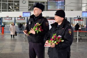 На железнодорожном вокзале Пензы полицейские поздравили женщин с 8 Марта