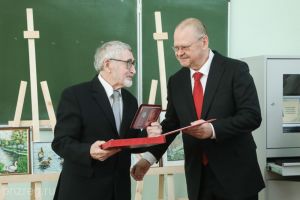 Губернатор поздравил профессора ПГУ Геннадия Горланова с 85-летием