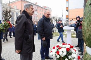 Мельниченко возложил цветы к бюсту Георга Мясникова