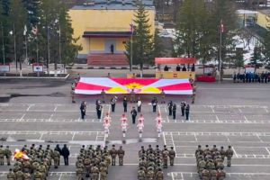 В Пензенской области росгвардейцы развернули 30-метровый флаг