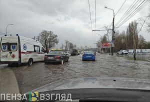 В Пензе автомобилисты «пустились в плавание» после ливня