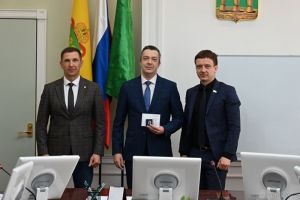 В Пензе Юрию Каленову вручили знак Почетного работника сферы образования РФ