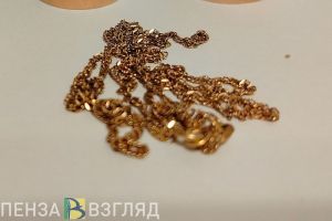 В Пензе мужчина сорвал цепочку с женщины после укуса при попытке поцелуя