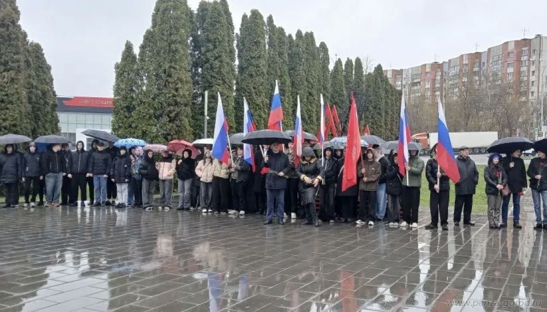 В Пензе возложили цветы к стеле «Город трудовой доблести»