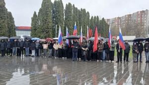 В Пензе возложили цветы к стеле «Город трудовой доблести»