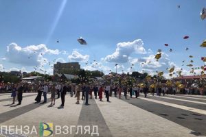Губернатор Олег Мельниченко поздравил пензенских выпускников с Последним звонком