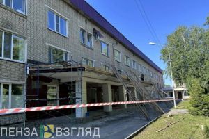 В Кузнецке начался капремонт фасада здания детской больницы и поликлиники