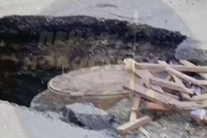 В Пензе на Окружной машина провалилась в огромную яму