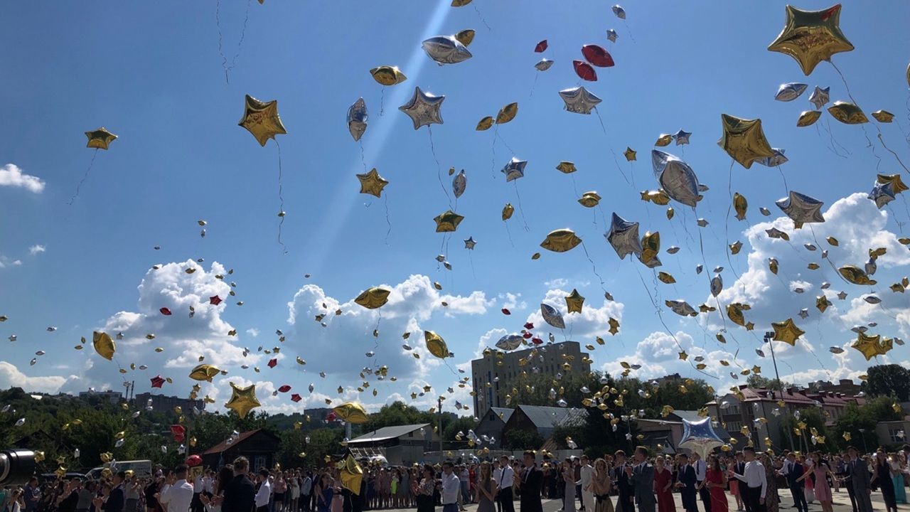 Пензенцам напомнили, какие подарки уместно дарить педагогам на выпускной