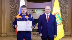 Олег Мельниченко вручил награды жителям Пензенской области в канун Дня России