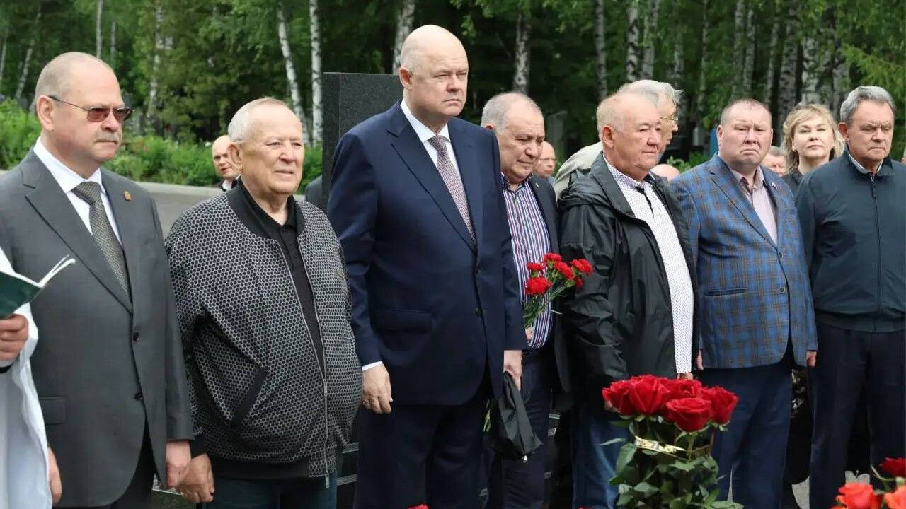 На Новозападном кладбище в Пензе возложили цветы в память о Василии Бочкареве
