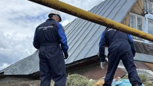В Пензе спасатели эвакуировали с крыши тело мужчины