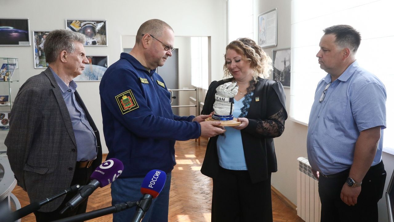 Олег Мельниченко передал планетарию перчатку от скафандра Александра Самокутяева