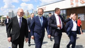 Полпред президента Комаров оценил развитие общественной территории в Арбеково