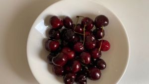 Варенье из черешни с грецким орехом: как удивить близких ярким десертом