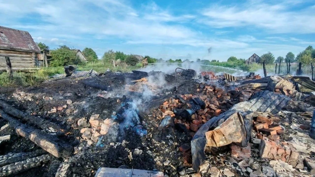В Никольском районе устанавливают обстоятельства смерти женщины при пожаре