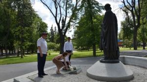 В Пензе возложили цветы к памятнику святых Петра и Февронии Муромских