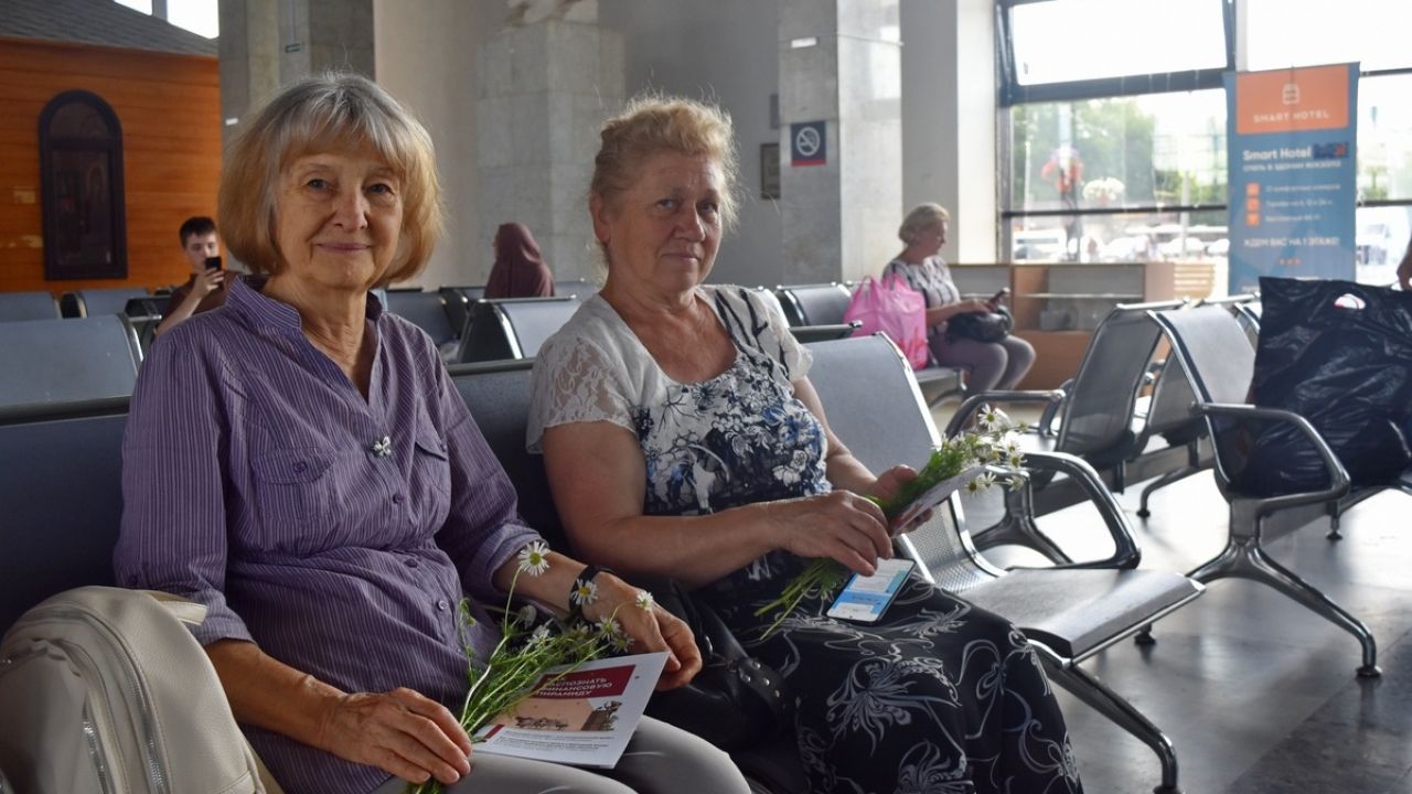 На вокзале в Пензе пассажирам подарили ромашки