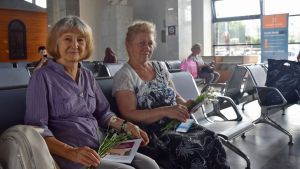 На вокзале в Пензе пассажирам подарили ромашки