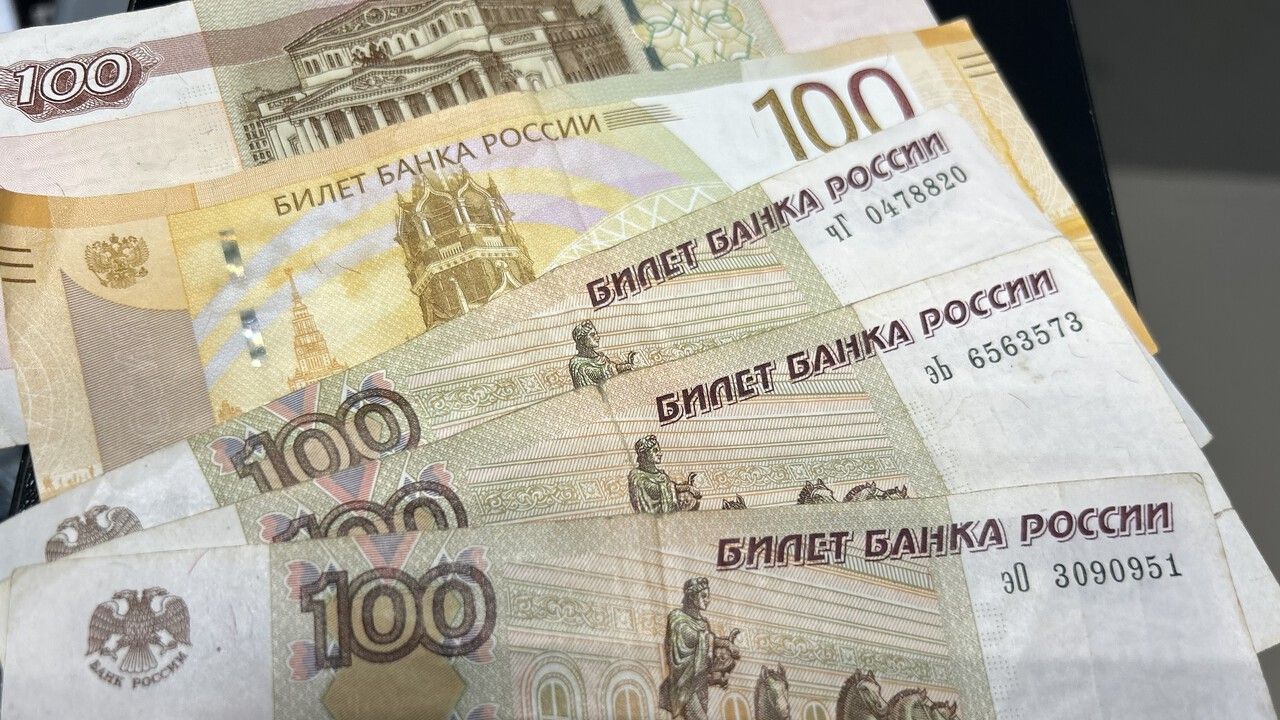 Банк России выпустил модернизированную сторублевую купюру