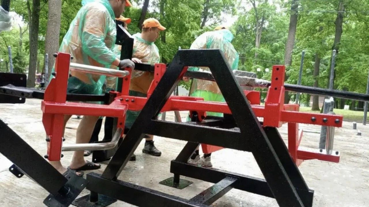 В Пензе на Олимпийской аллее монтируют оборудования для спортплощадки