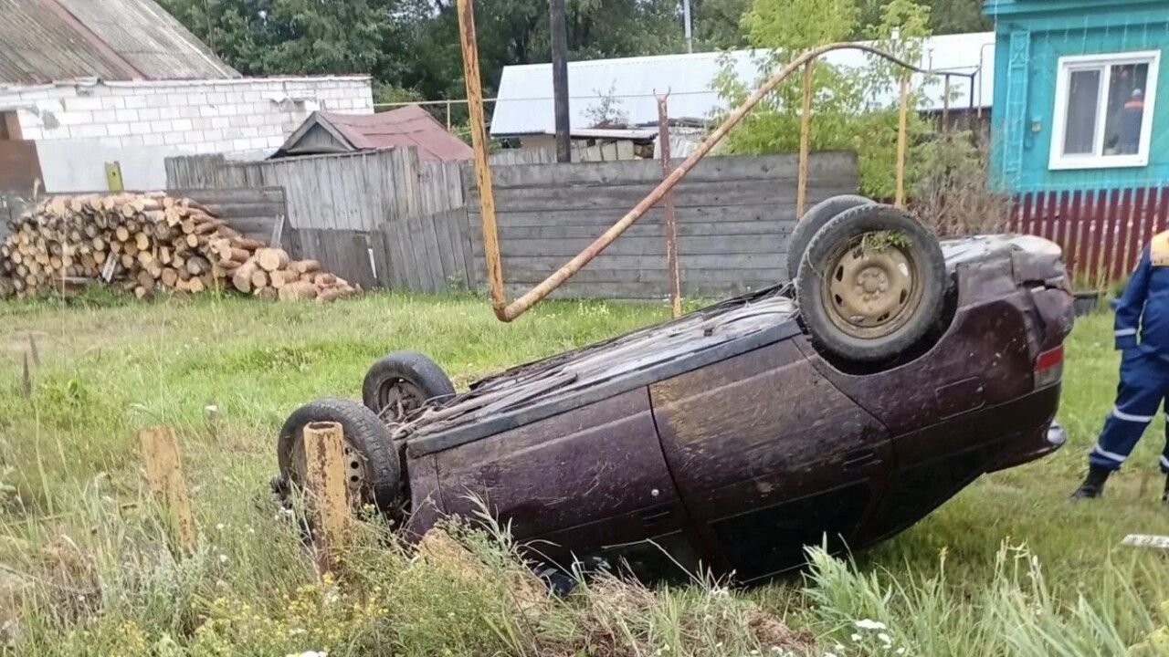 В Земетчино легковушка перевернулась и столкнулась с газовой трубой