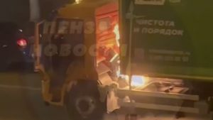Ночью в Пензе на улице Кирова загорелся мусоровоз