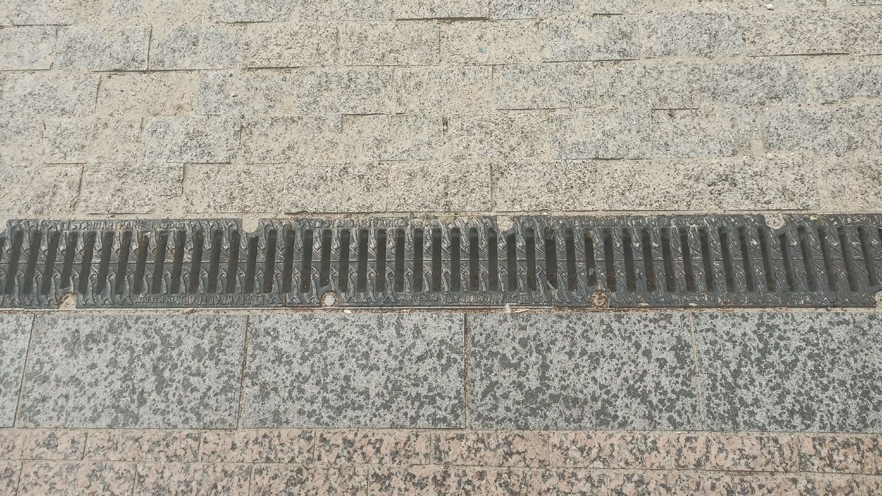 На улице Московской в Пензе очистят забитые ливнеприемники