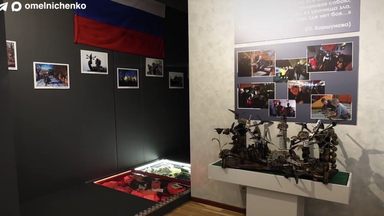В пензенском Музее СВО в полу разместили экспозицию с вражескими шевронами