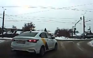 Водитель «Яндекс Такси» в Пензе откровенно нарушил ПДД на опасном перекрестке. Видео