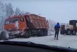 На дороге «Пенза-Колышлей» в заносе застряла снегоуборочная машина. Видео