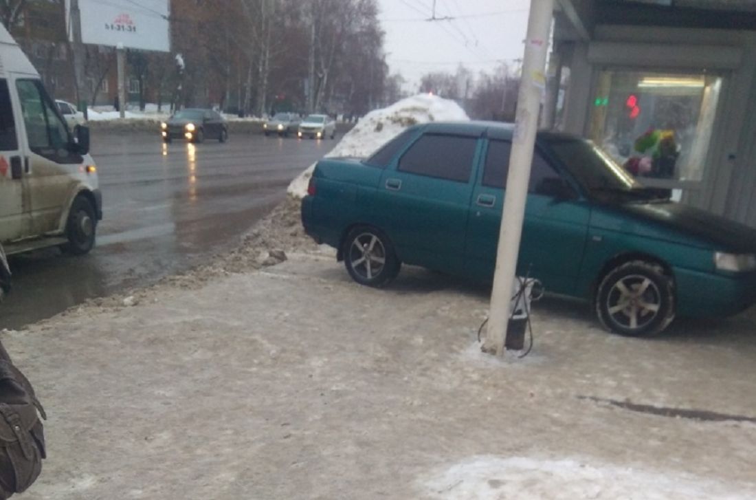 В Пензе машину припарковали на остановке