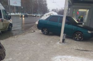 В Пензе машину припарковали на остановке