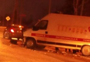 «В скорой ребенка везли». В Пензе легковой автомобиль врезался в машину экстренной медицинской помощи. Видео